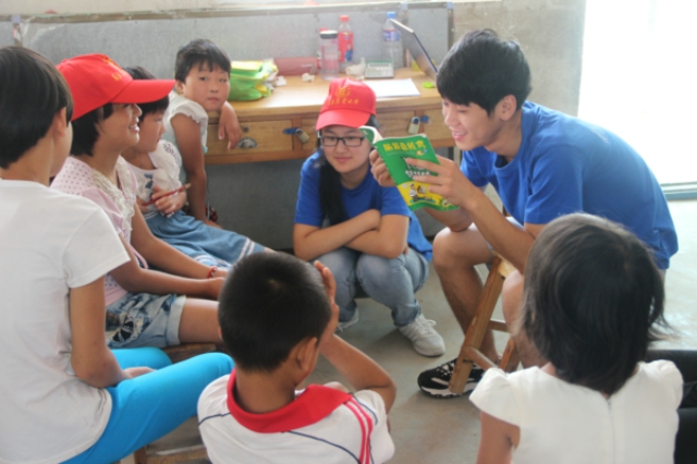 队员通过脑筋急转弯和孩子们提前了解和熟悉