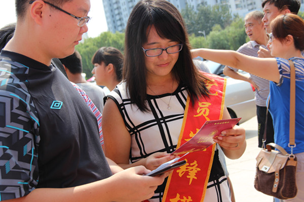 党员时时做示范，校园处处当先锋