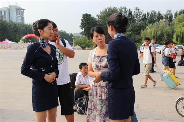 流程指南在手万事通 礼仪学姐引导温情浓